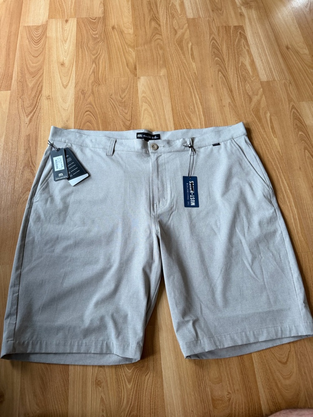 Travis Mathew NWT “Beck” style men’s golf shorts in khaki stretch waist size 42